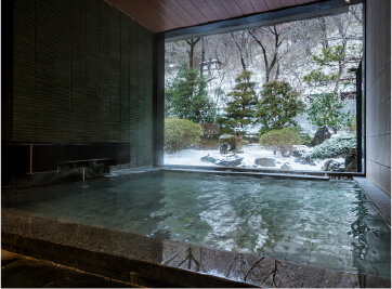 居心地の良さを追求した客室、柔らかなあつみの湯、地元の美味しい食材を使った料理